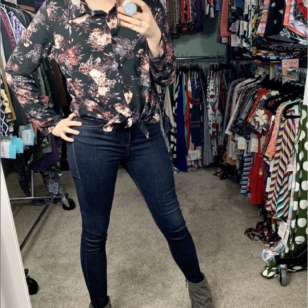 🆕Button up Blouse🆕 - Picture 11 of 12